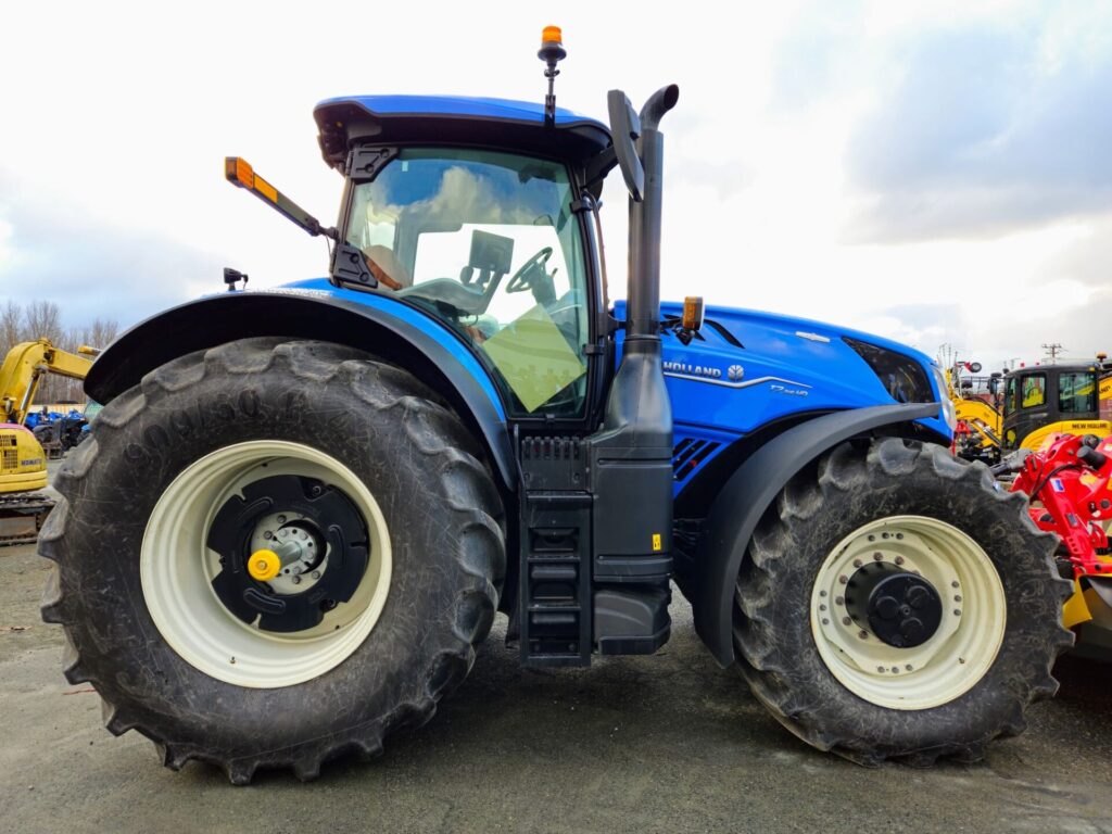 Right Side of New Holland T7.315