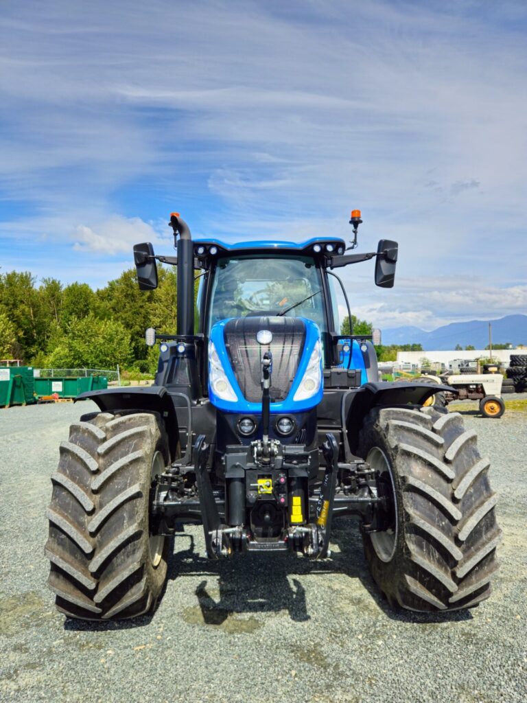 Front of New Holland T7.300