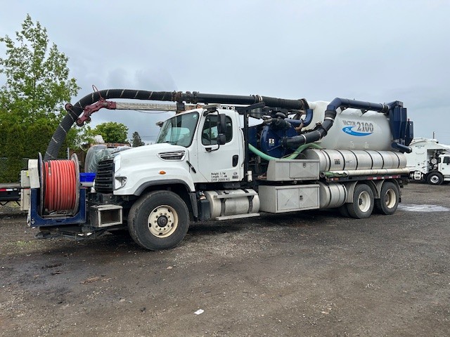 Left Side of Vactor 2100 Combo Truck