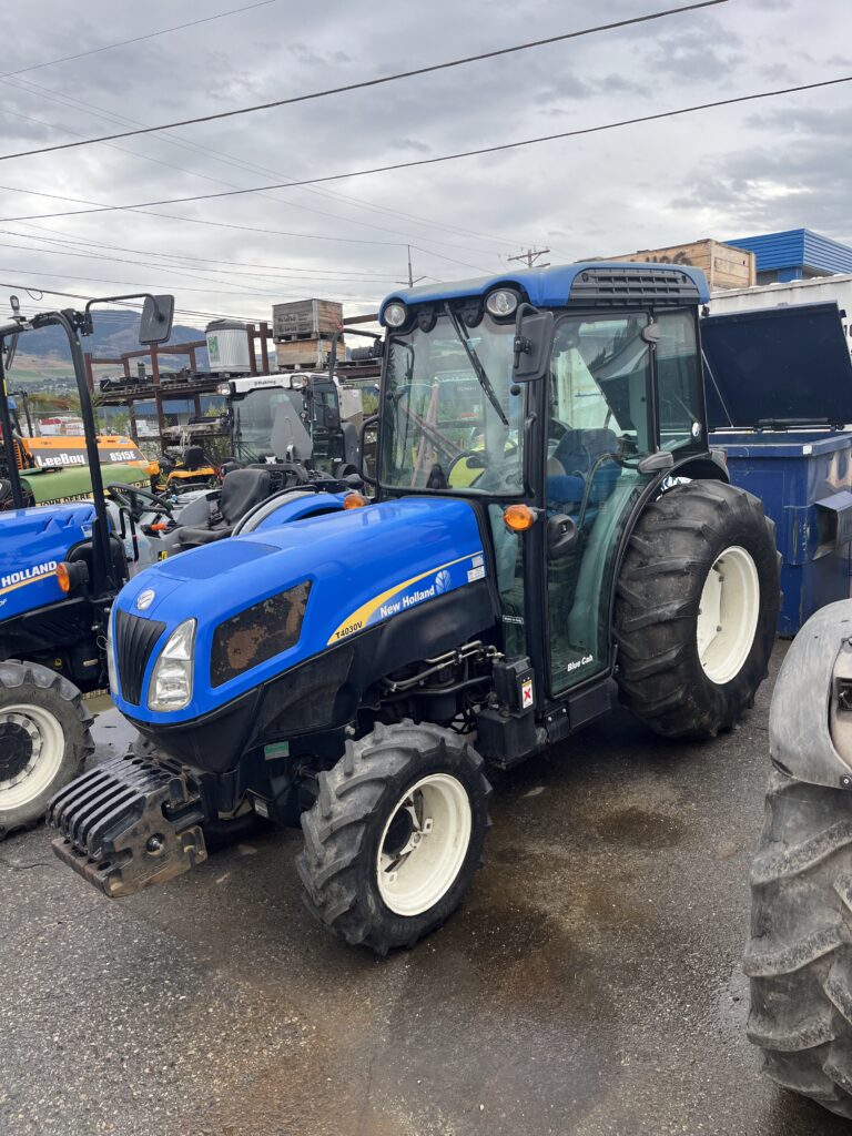 Front Right of New Holland T4030V
