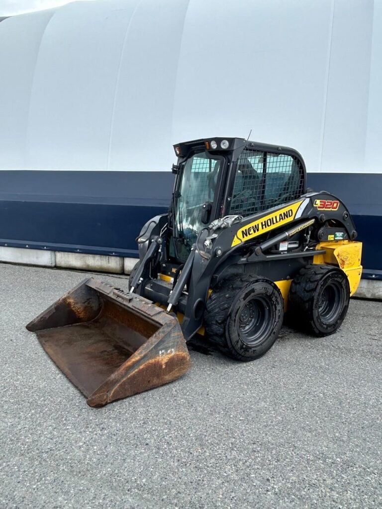 2021 New Holland L320