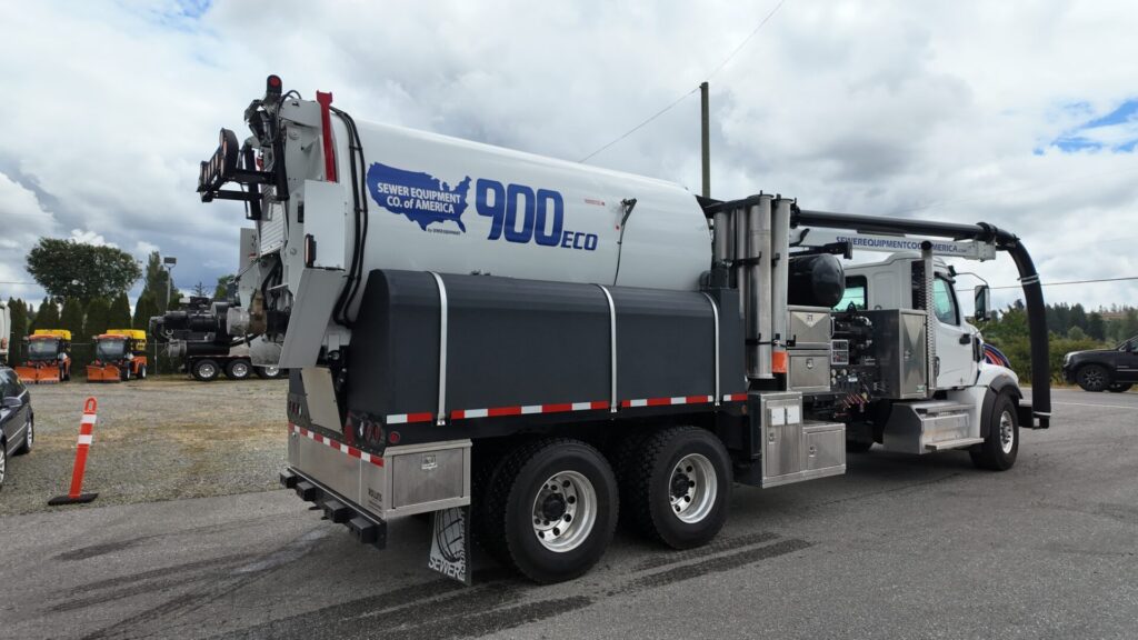 Rear Right of 900 ECO Combo Truck