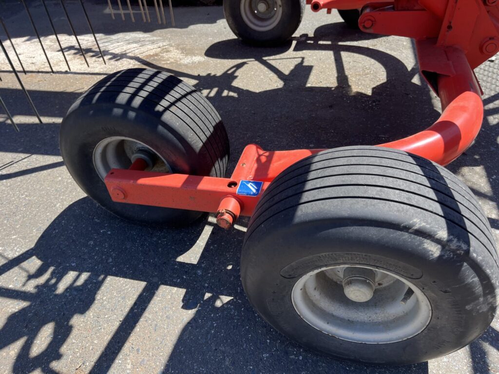 wheels of Kuhn Rake